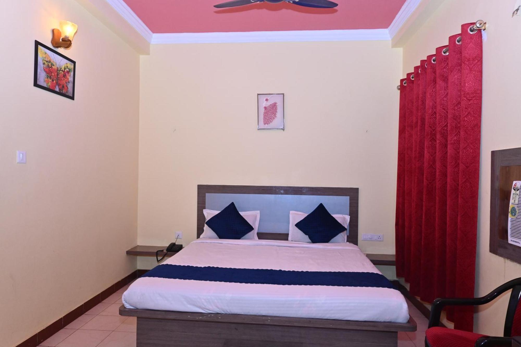 Hotel The Finch Puri Buitenkant foto