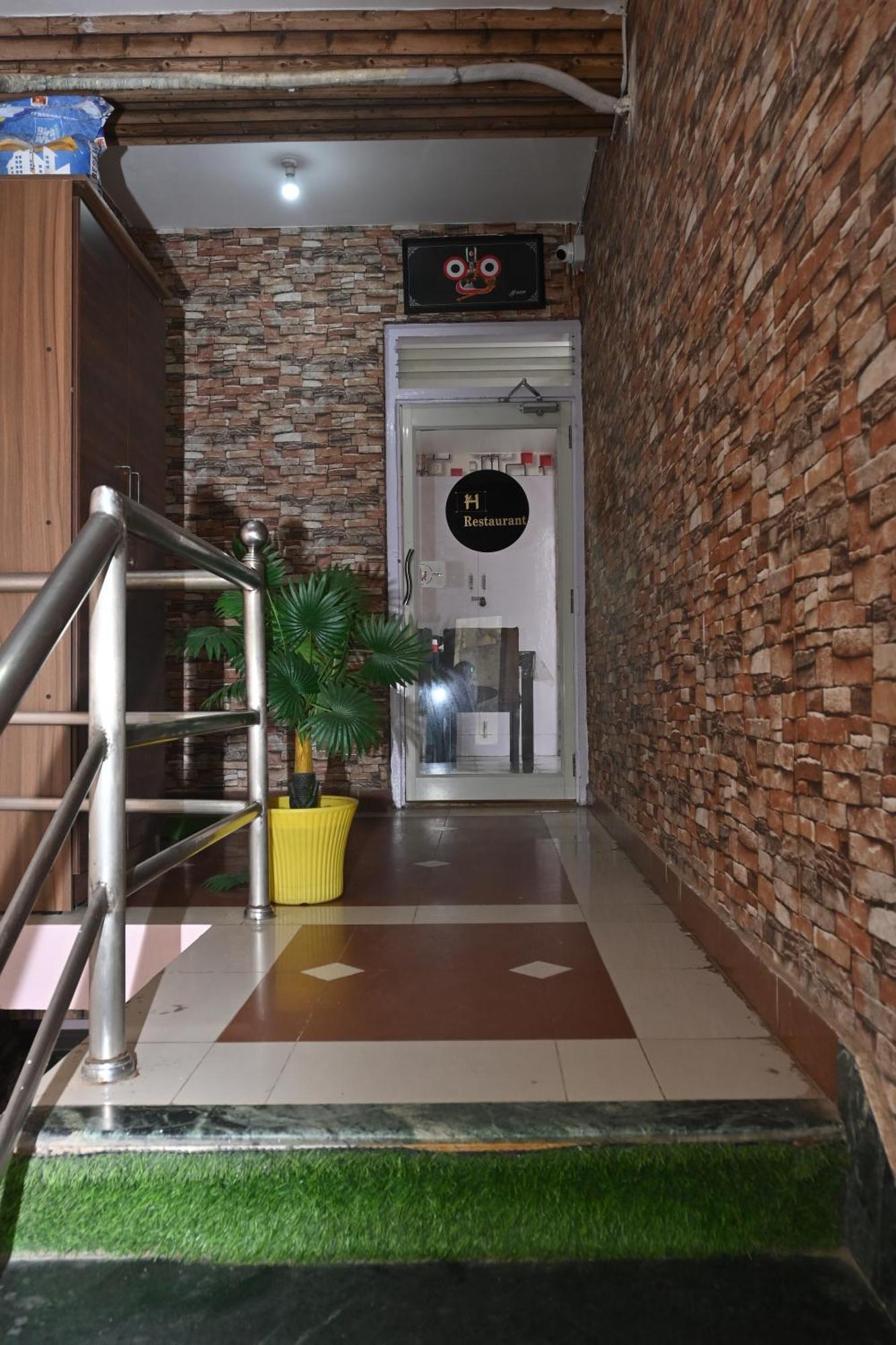 Hotel The Finch Puri Buitenkant foto